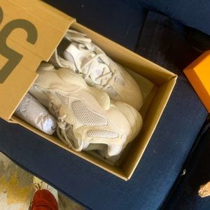size 7 yeezy men's 500 never been worn